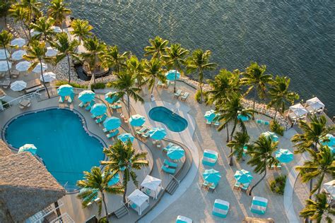 Key Largo: Une évasion palpitante dans un hôtel tropical menacé par le crime organisé!